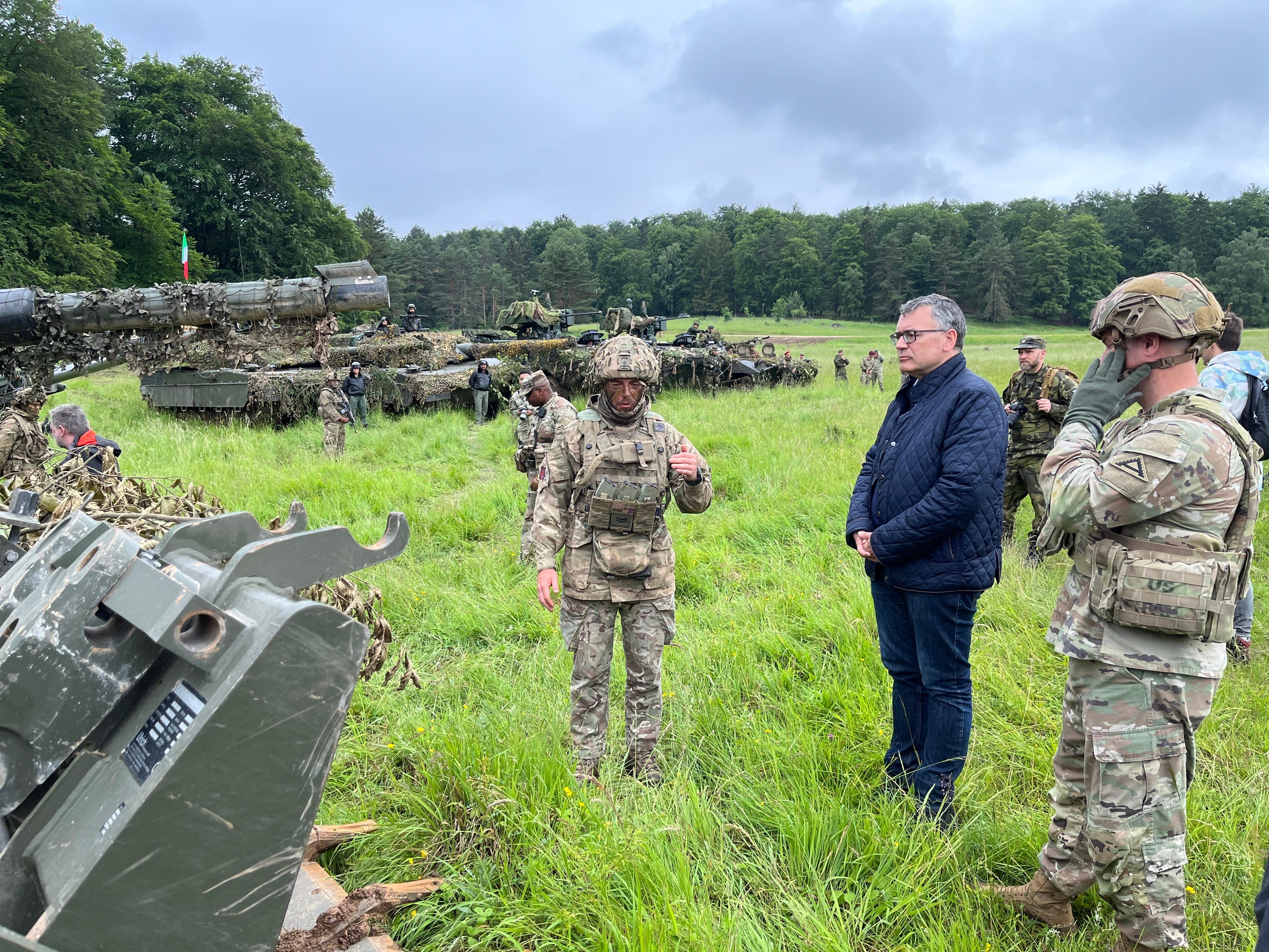 Staatskanzleichef Florian Herrmann (CSU) in dunkler Jacke auf dem Gefechtsfeld des US-Truppenübungsplatzes Hohenfels.