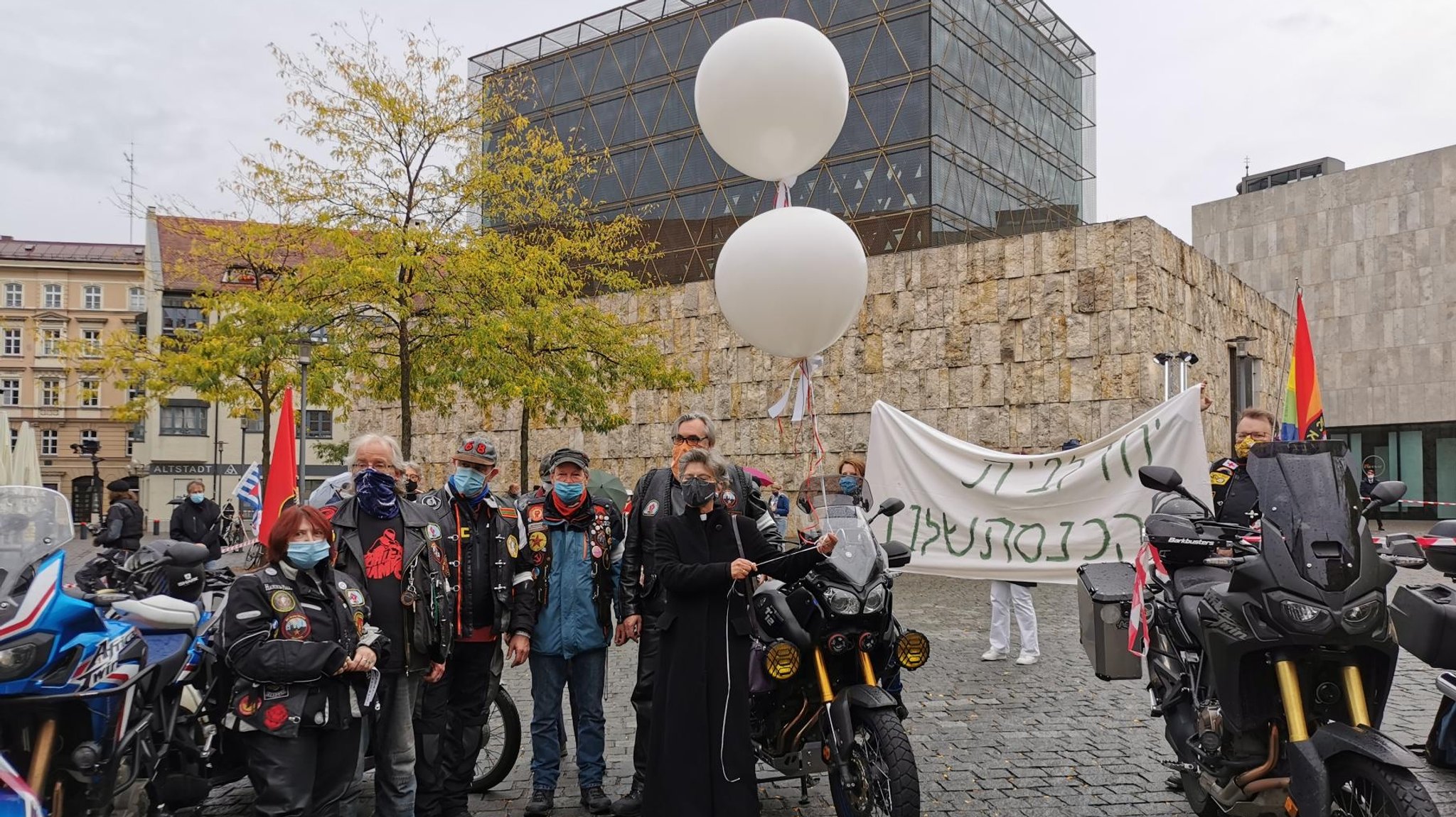 Biker halten Mahnwache vor Münchner Synagoge