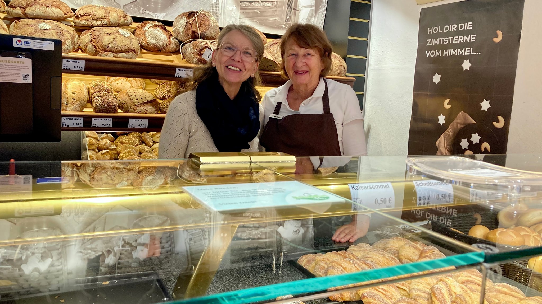 Verkäuferin Christine Schmelmer mit Verkaufsleiterin Elke Bock in der Bäckerei