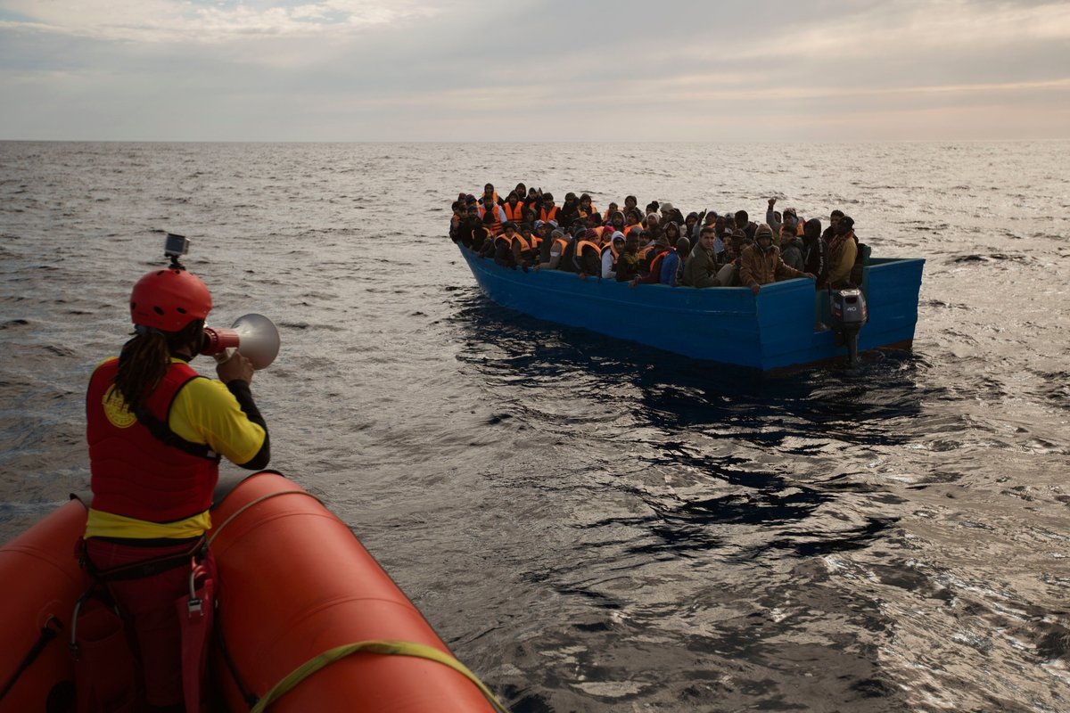 Archivbild: Ein Boot mit Migranten auf dem Mittelmeer
