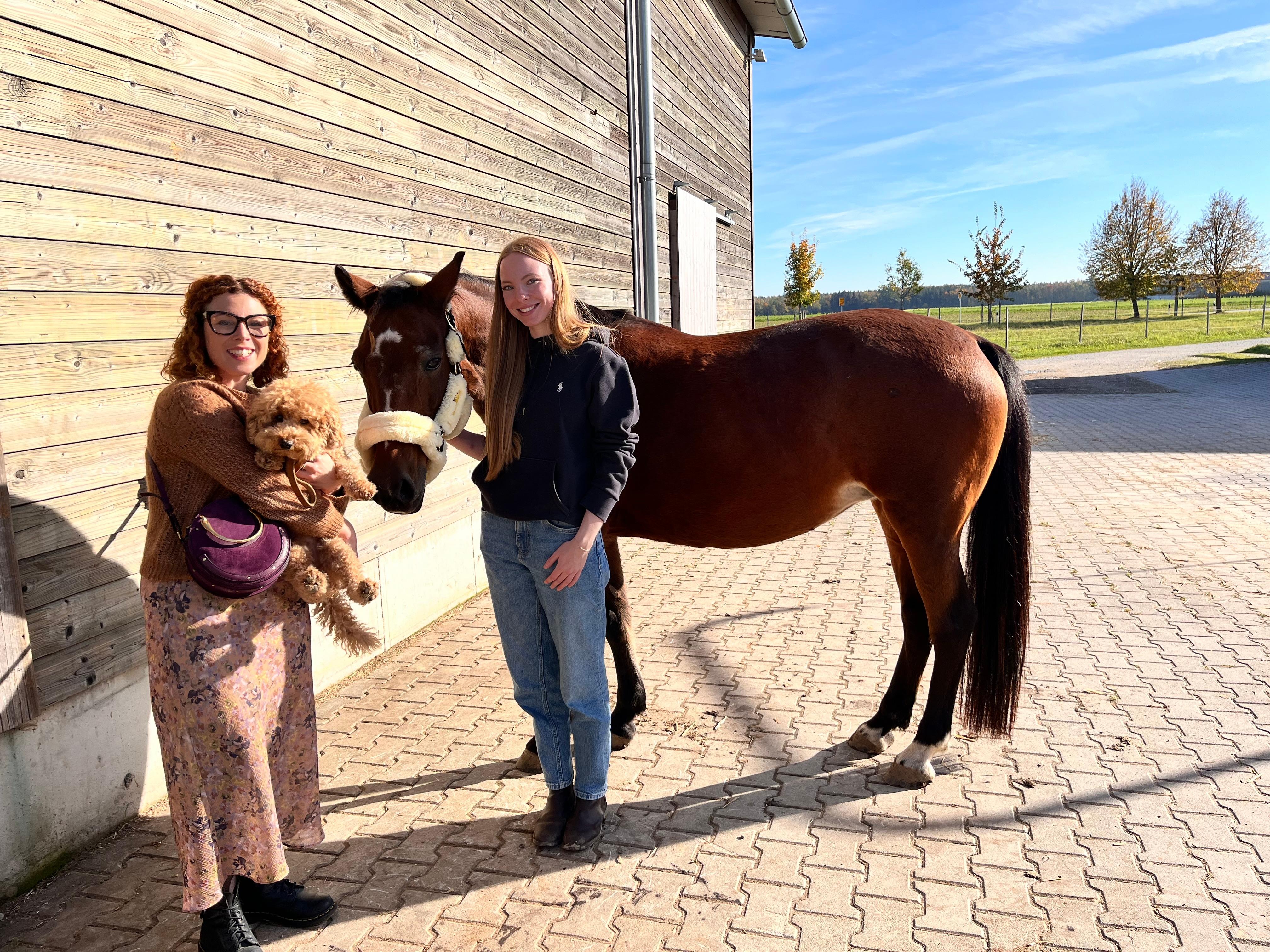 Die Kolleginnen Melissa Walther (links) und Mia Fleischer auf dem Pferdehof in Vaterstetten.