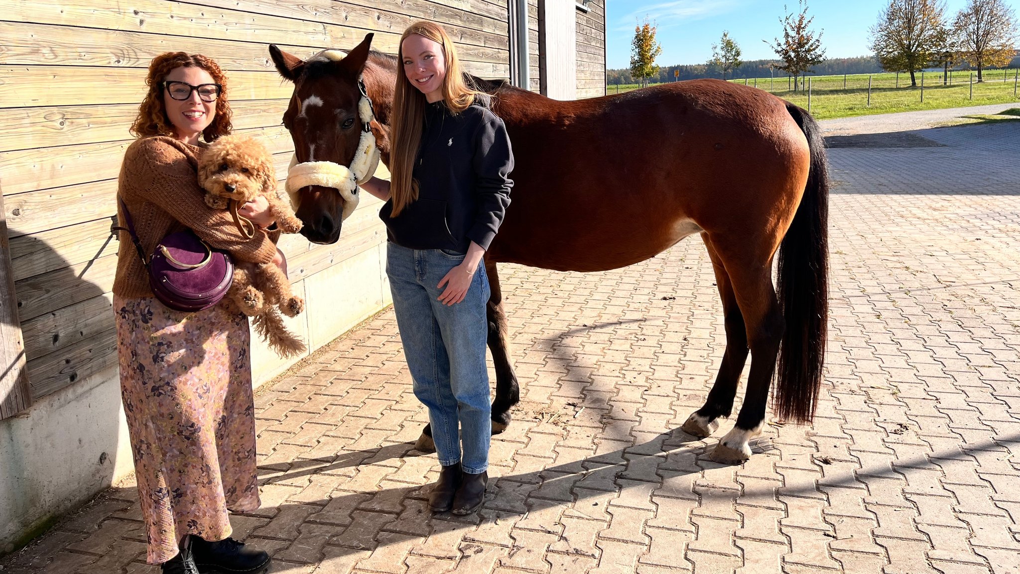 Die Kolleginnen Melissa Walther (links) und Mia Fleischer auf dem Pferdehof in Vaterstetten.