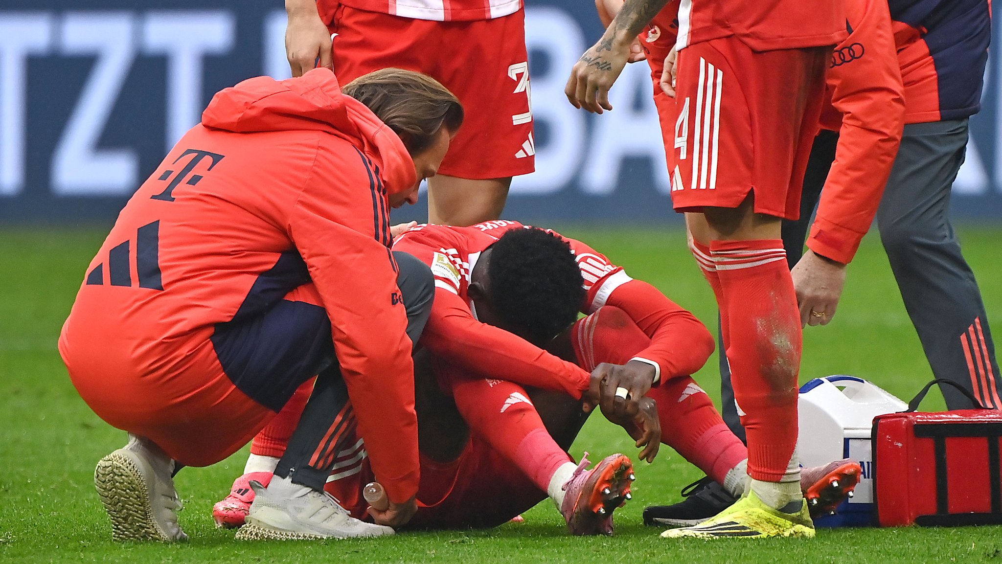 Bayern schlägt Frankfurt – Davies verletzt ausgewechselt