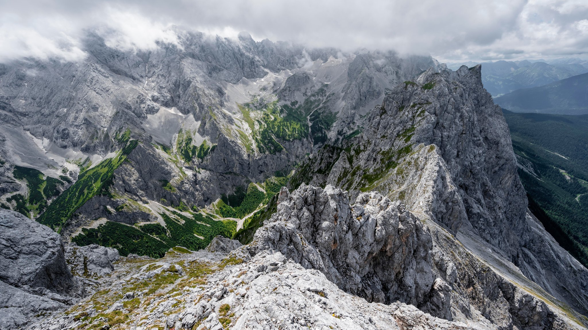 Zugspitze: Ausblick vom Gipfel des Waxenstein über felsigen und schmalen Grat des Waxensteinkamm auf Höllental mit Jubiläumsgrat