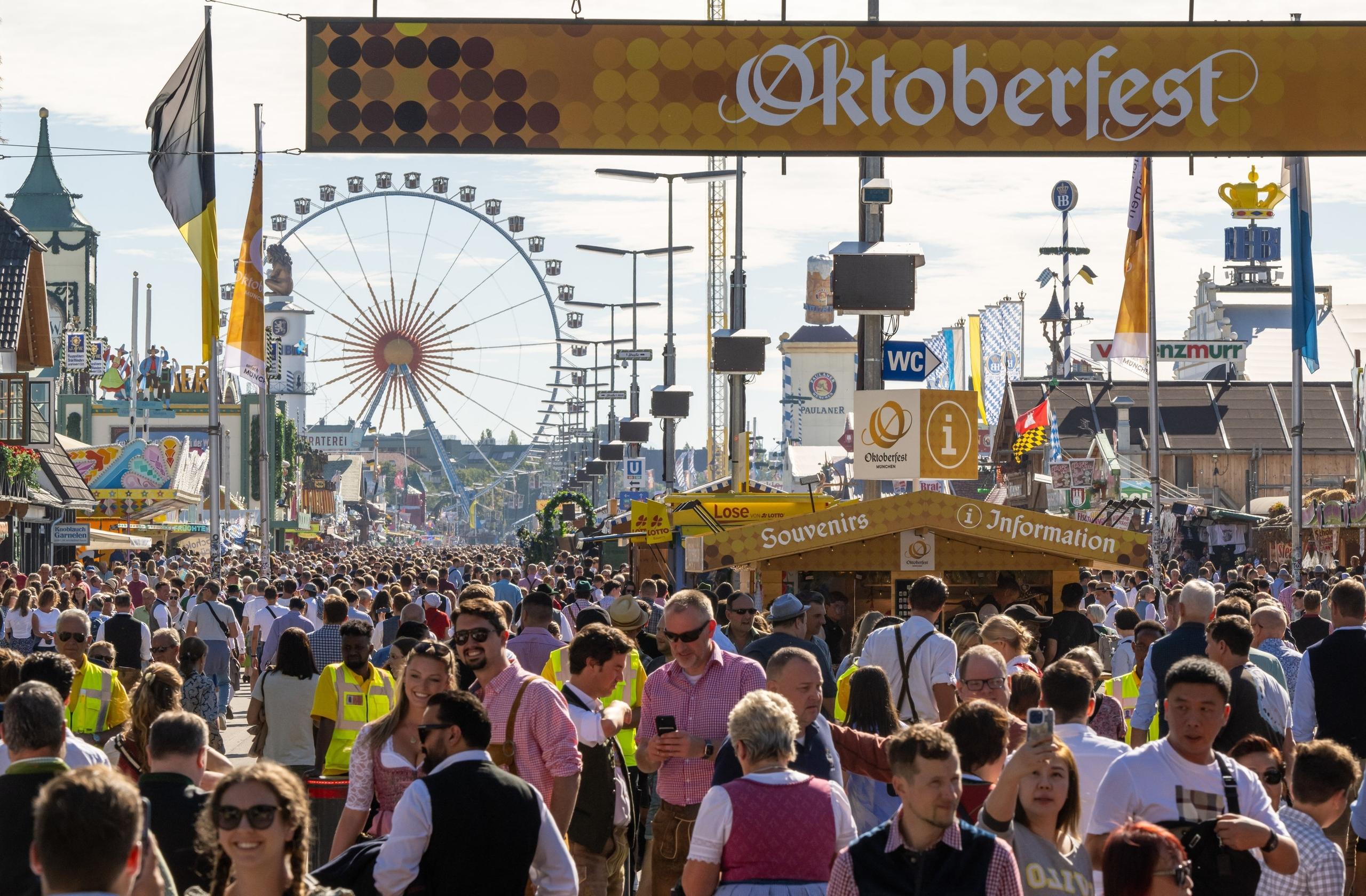 ARCHIV - 29.09.2023, Bayern, München: Wiesn-Besucher gehen beim 188. Münchner Oktoberfest über das Gelände. (zu dpa: «Kiffen am Kinderkarussell? Debatte um Regeln für Volksfeste») Foto: Peter Kneffel/dpa +++ dpa-Bildfunk +++