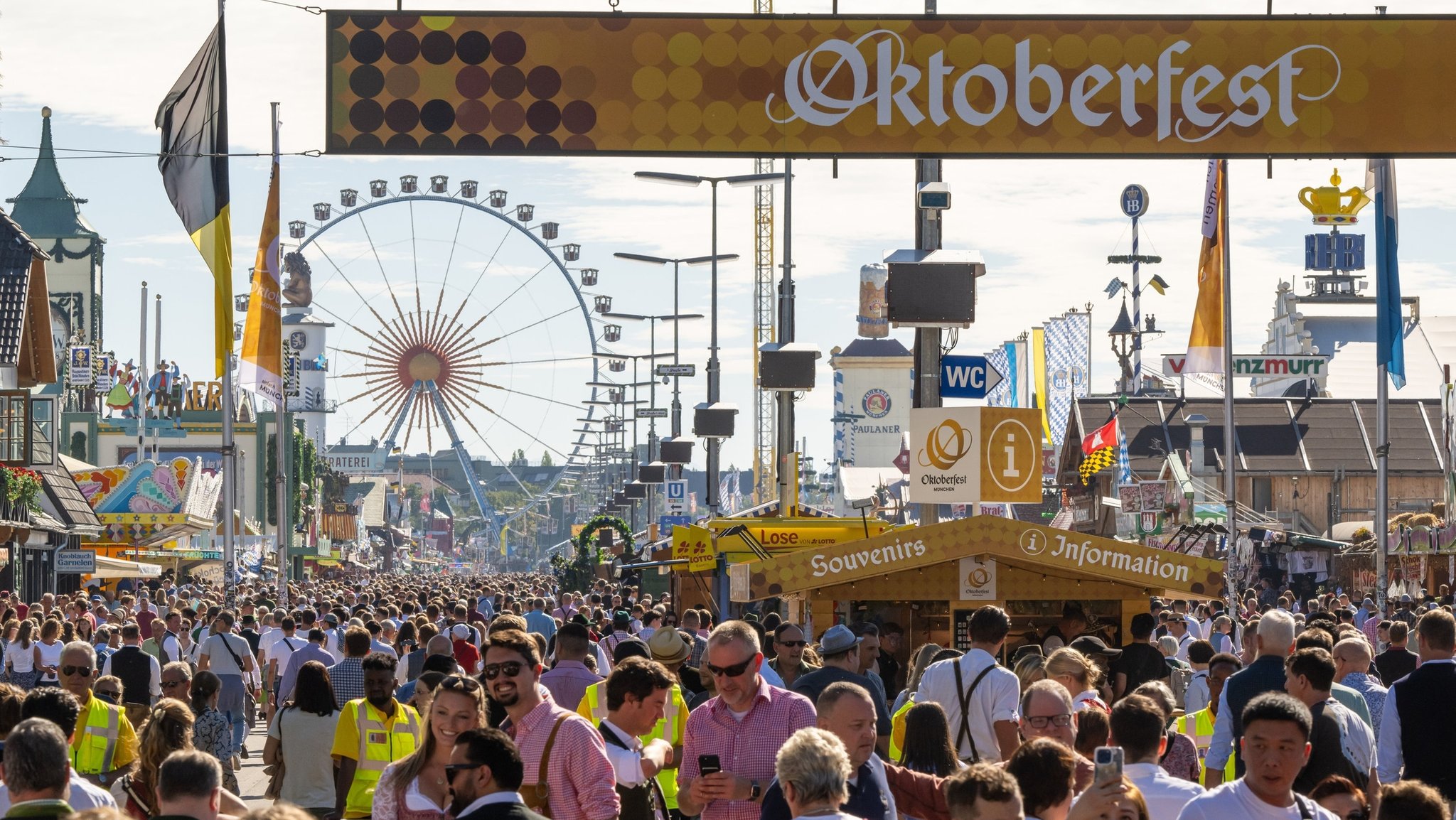 ARCHIV - 29.09.2023, Bayern, München: Wiesn-Besucher gehen beim 188. Münchner Oktoberfest über das Gelände. (zu dpa: «Kiffen am Kinderkarussell? Debatte um Regeln für Volksfeste») Foto: Peter Kneffel/dpa +++ dpa-Bildfunk +++