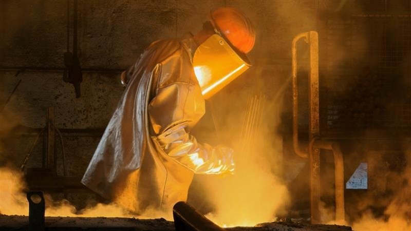 Gießerei Heunisch in Bad Windsheim: Ein Mitarbeiter arbeitet an einem sogenannten Kupol-Ofen. | Bild: BR/Andreas Schuster Gießerei Heunisch in Bad Windsheim: Ein Mitarbeiter arbeitet an einem sogenannten Kupol-Ofen.