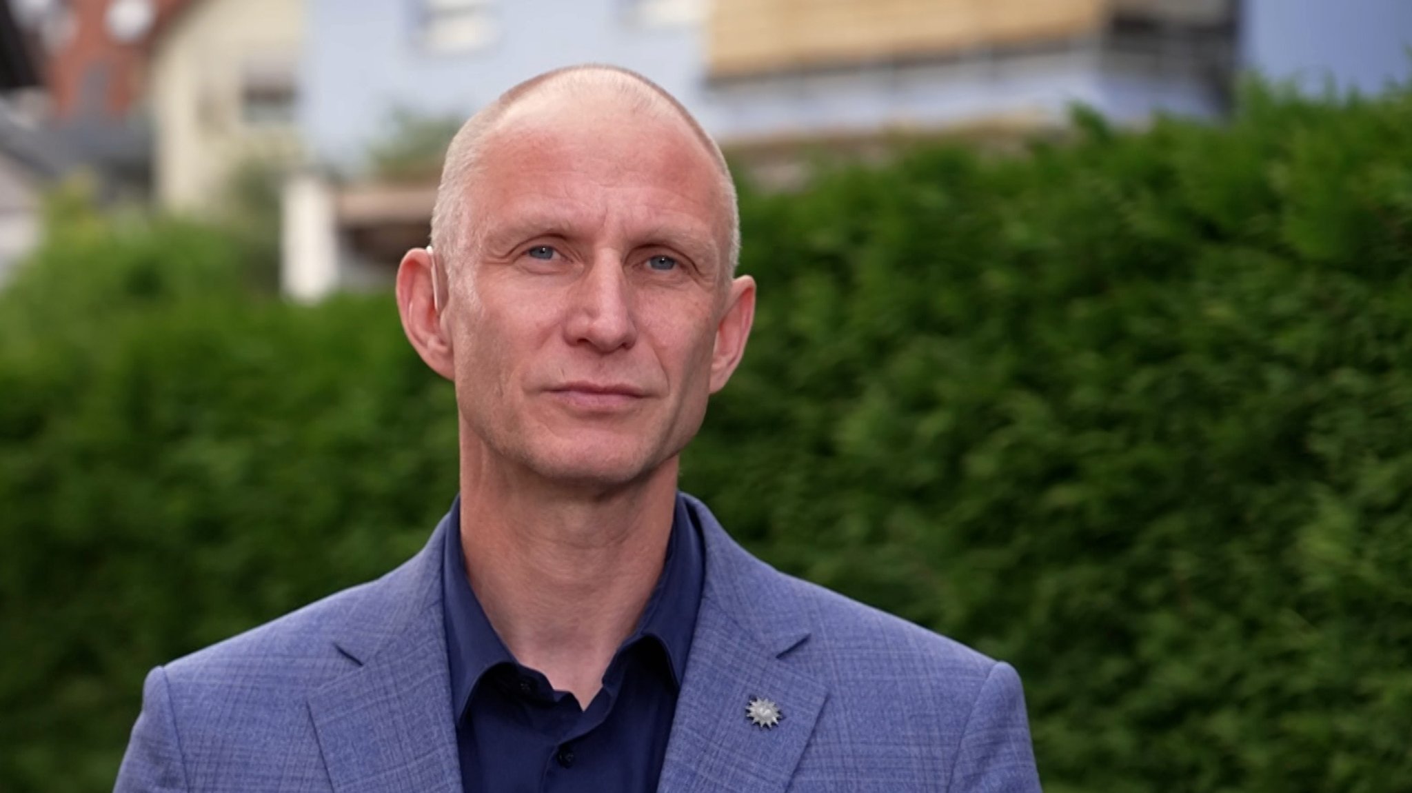 Andreas Roßkopf von der Gewerkschaft der Polizei erläutert im Gespräch mit BR24: Bahnhöfe und Fernverkehr sind eigentlich Messerverbotszonen. 