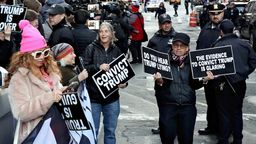 "Convict Trump", fordern Demonstranten in Manhattan, dem Ort der Gerichtsverhandlung - "Verurteilt Trump" | Bild:picture alliance / ASSOCIATED PRESS | Yasushi Kaneko