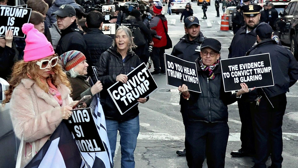 "Convict Trump", fordern Demonstranten in Manhattan, dem Ort der Gerichtsverhandlung - "Verurteilt Trump"