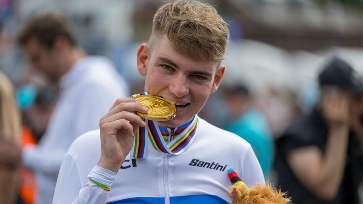 Dreiradfahrer Maximilian Jäger aus Bad Kissingen mit seiner Medaille