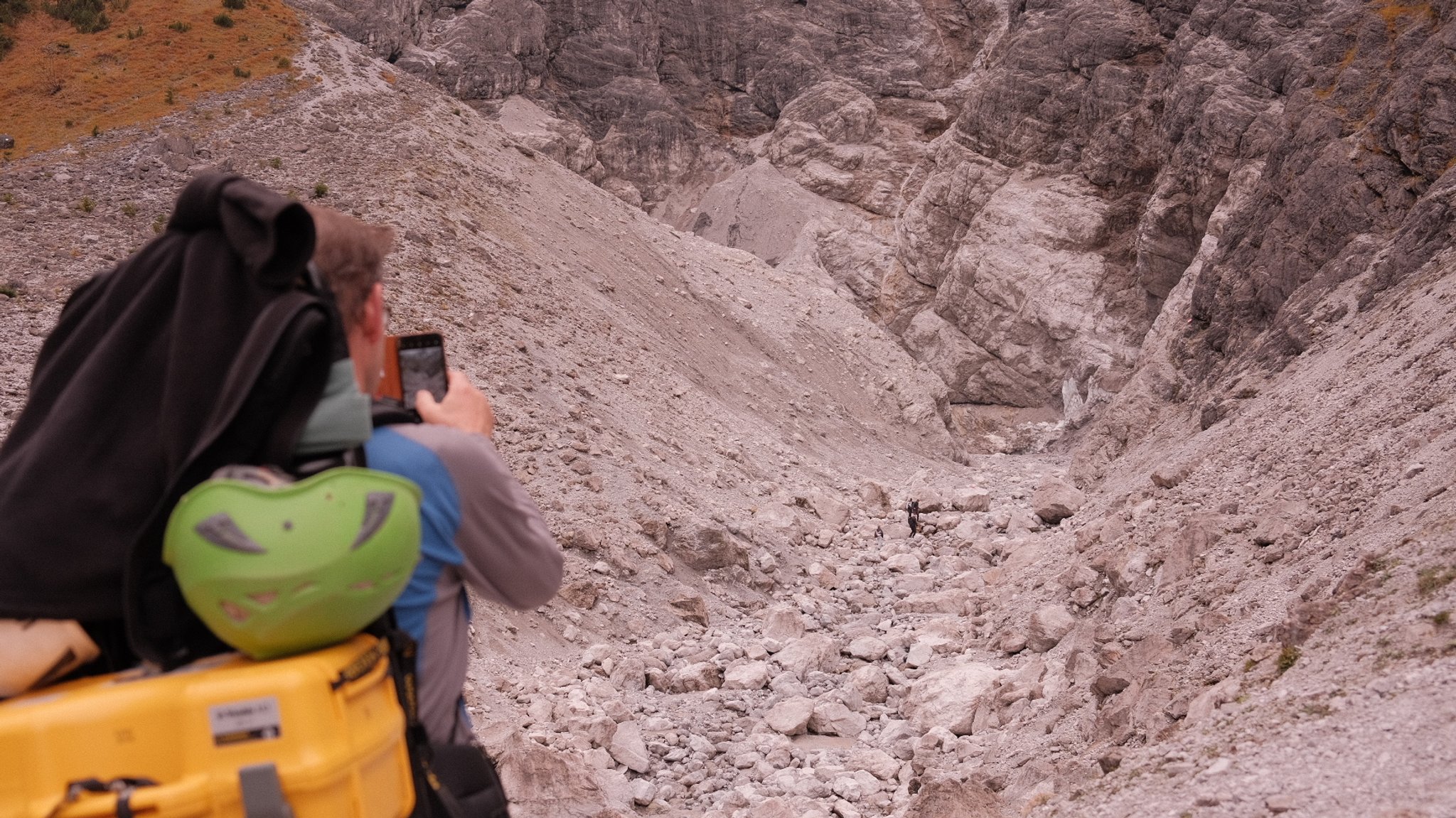 Forscher hält die Reste der Eishöhle fest