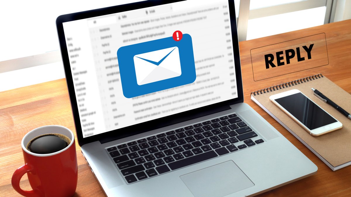 Digitales Postfach - Offener Laptop auf dem Tisch, Email-Posteingang (Symbolfoto)