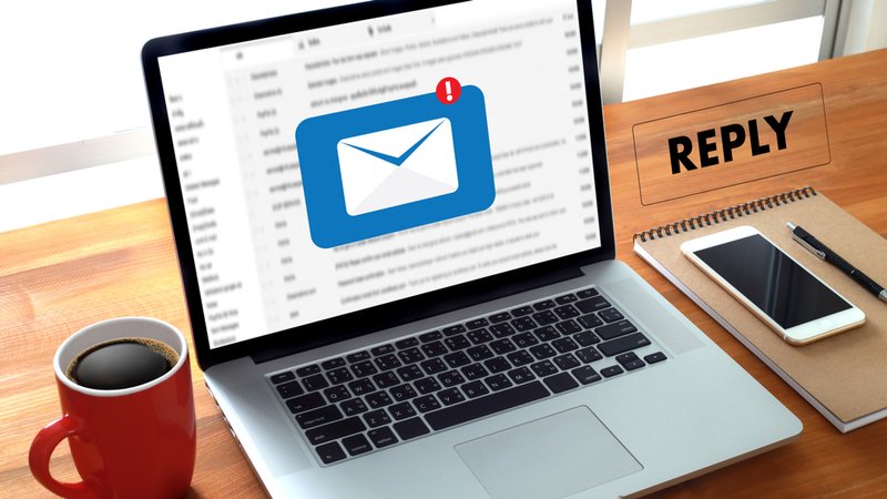 Digitales Postfach - Offener Laptop auf dem Tisch, Email-Posteingang (Symbolfoto)