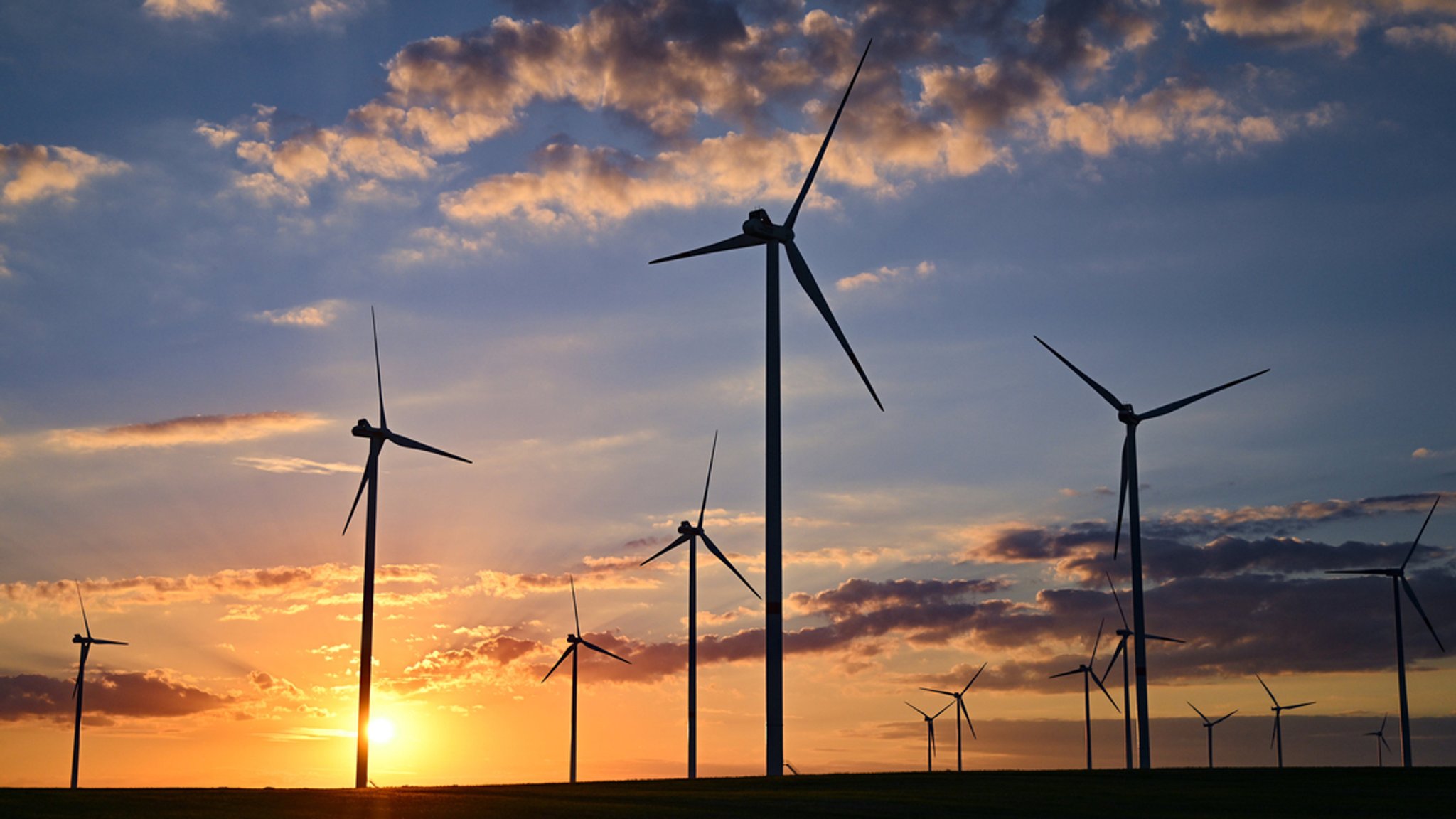 Windräder im Sonnenuntergang