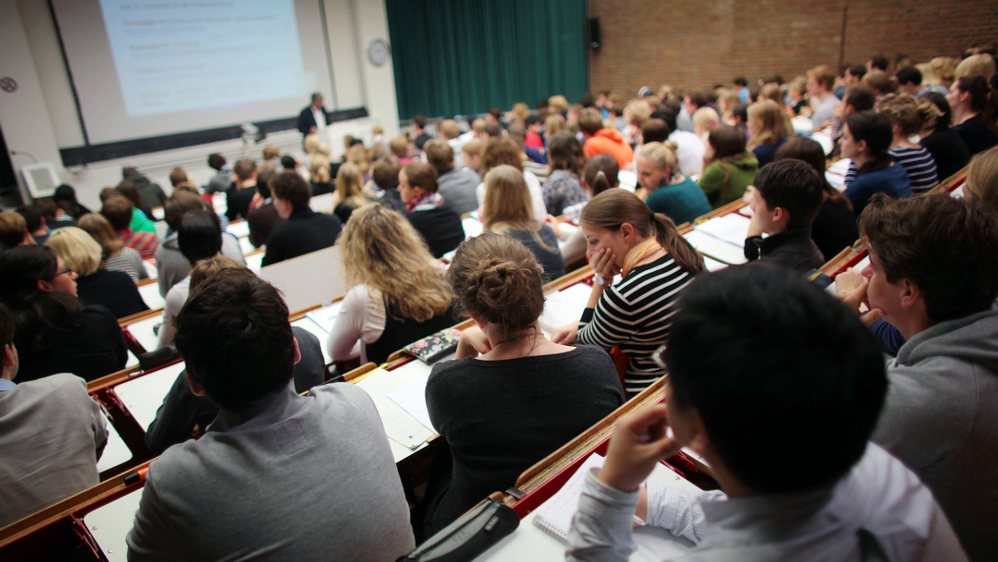 Hochschulen entsetzt: Stipendien und Projekte gestrichen