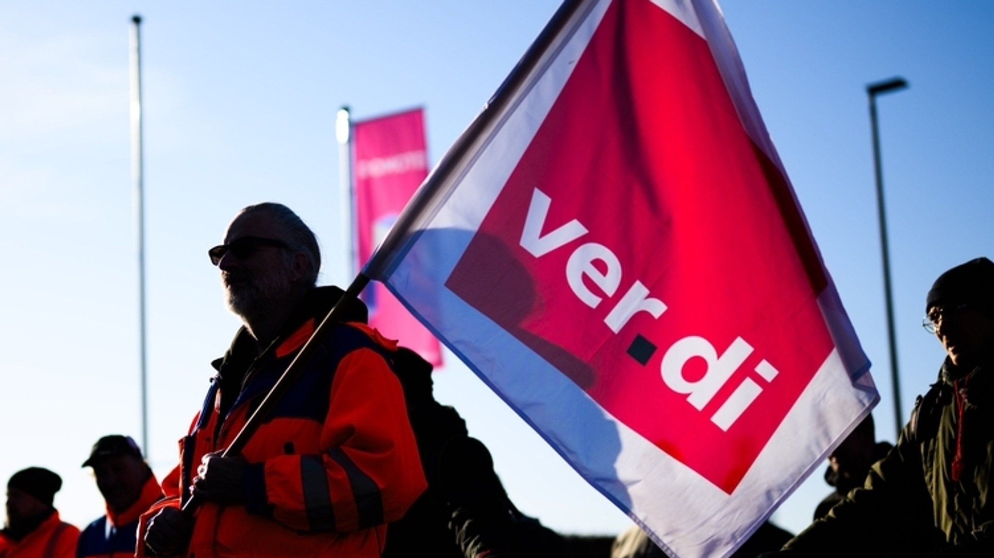 Ein Streikender mit einer Fahne der Gewerkschaft Verdi. | Bild: dpa-Bildfunk/Julian Stratenschulte Ein Streikender mit einer Fahne der Gewerkschaft Verdi.
