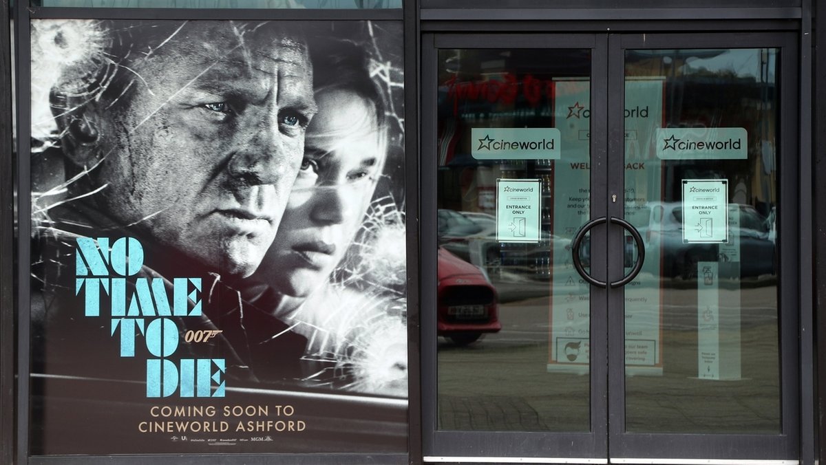 Großbritannien, Ashford: Ein Filmplakat für den neuen James-Bond-Film "No Time To Die" hängt am Eingang zu einem Kino der Kette Cineworld. 