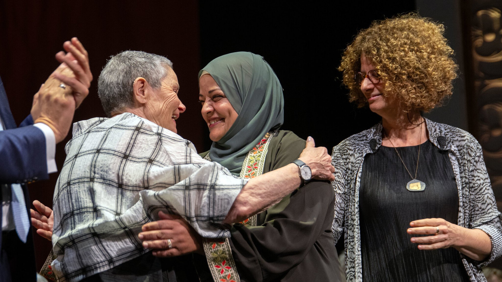 Laila Al-Sheikh und Robi Damelin  haben beide vor über 20 Jahren ihre Söhne im Nahost-Konflikt verloren. Statt Rache wollen sie heute Versöhnung.