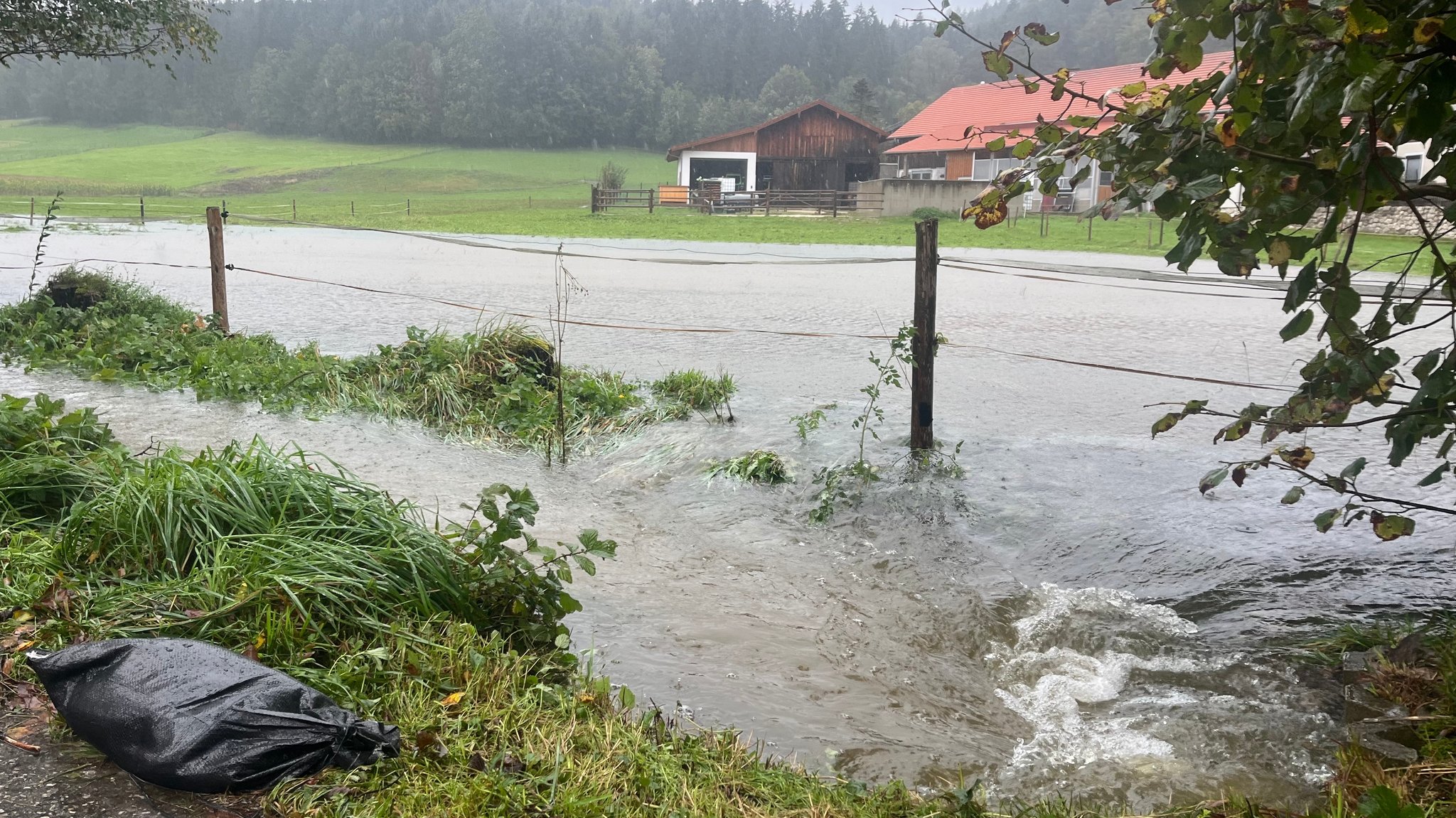 Unwetter in Bayern: Regen lässt nach – Lage bleibt angespannt