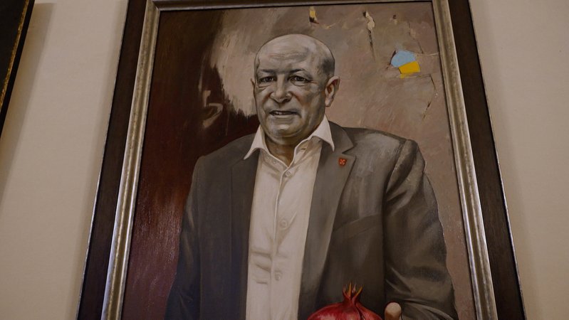 Das neue Porträt des ehemaligen Bürgermeisters in der Rathaus-Galerie | Bild: BR Das neue Porträt des ehemaligen Bürgermeisters in der Rathaus-Galerie