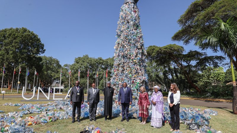 Mitarbeiter des UNEP vor einem Plastikmüll-Kunstwerk in Nairobi