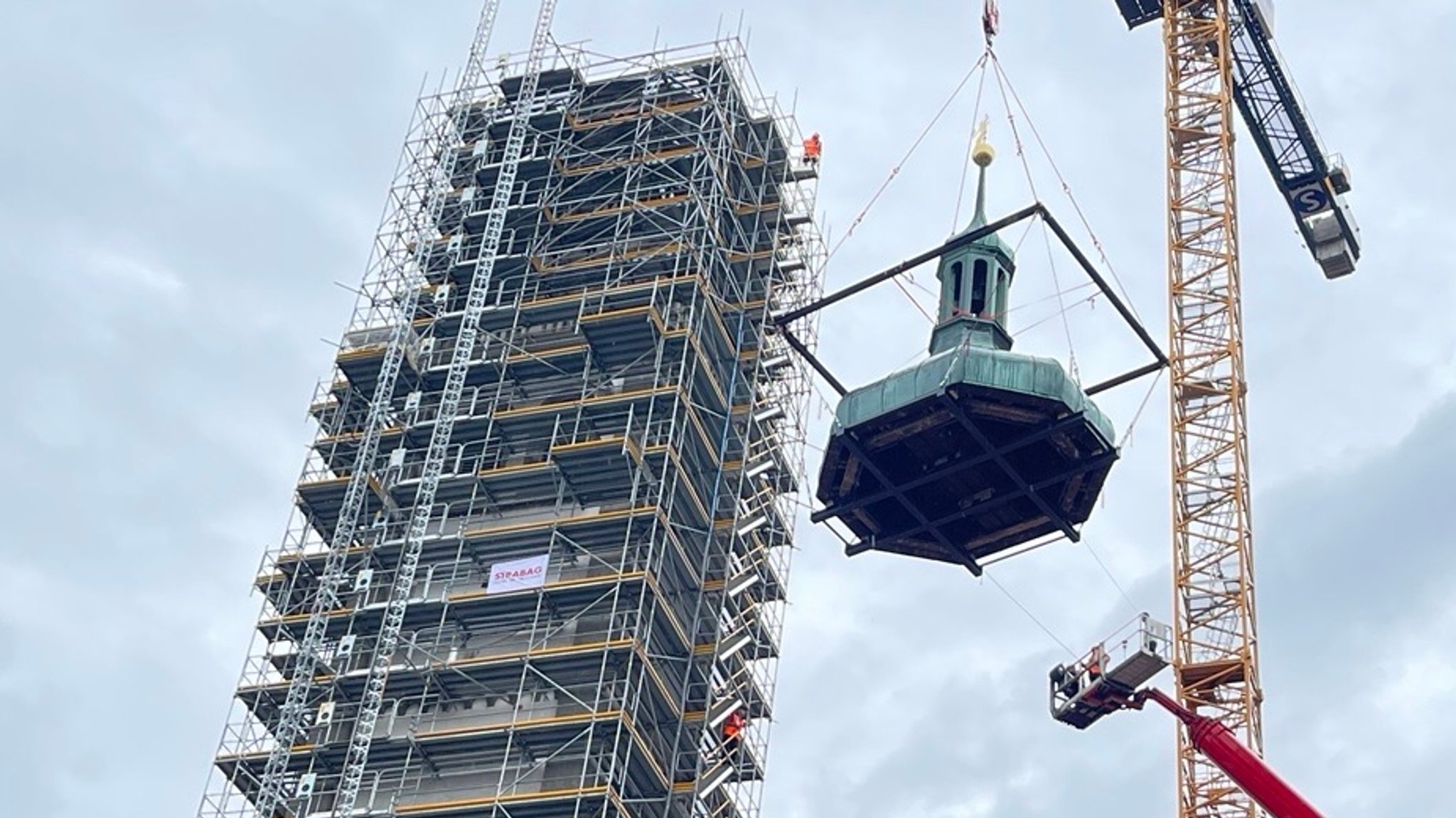 Ein Kran hob die Kuppel des Perlachturms an und setzte sie sicher vor dem Rathaus wieder ab. | Bild: Alexander Brutscher Ein Kran hob die Kuppel des Perlachturms an und setzte sie sicher vor dem Rathaus wieder ab.