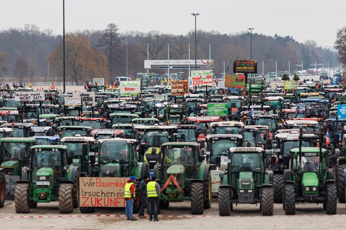 ARCHIV - 12.01.2024, Bayern, Nürnberg: Zahlreiche Traktoren stehen während einer Kundgebung des Bauernverbandes gegen die Sparpläne der Bundesregierung auf dem Volksfestplatz.  (zu dpa: «Bayerns Bauern wollen beim Agrardiesel nicht nachgeben») Foto: Daniel Karmann/dpa +++ dpa-Bildfunk +++