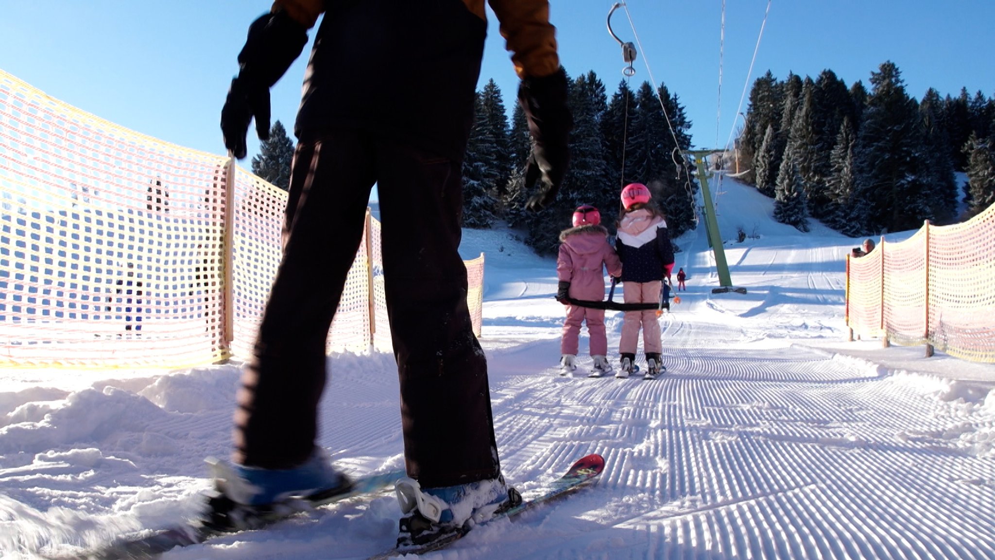 Kinder fahren mit einem Schlepplift