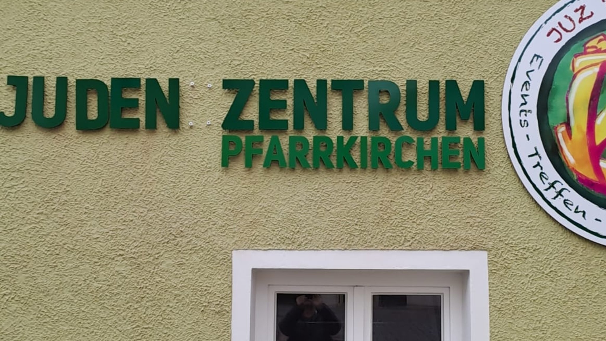 Das Jugendzentrum Pfarrkirchen mit der geänderten Beschriftung