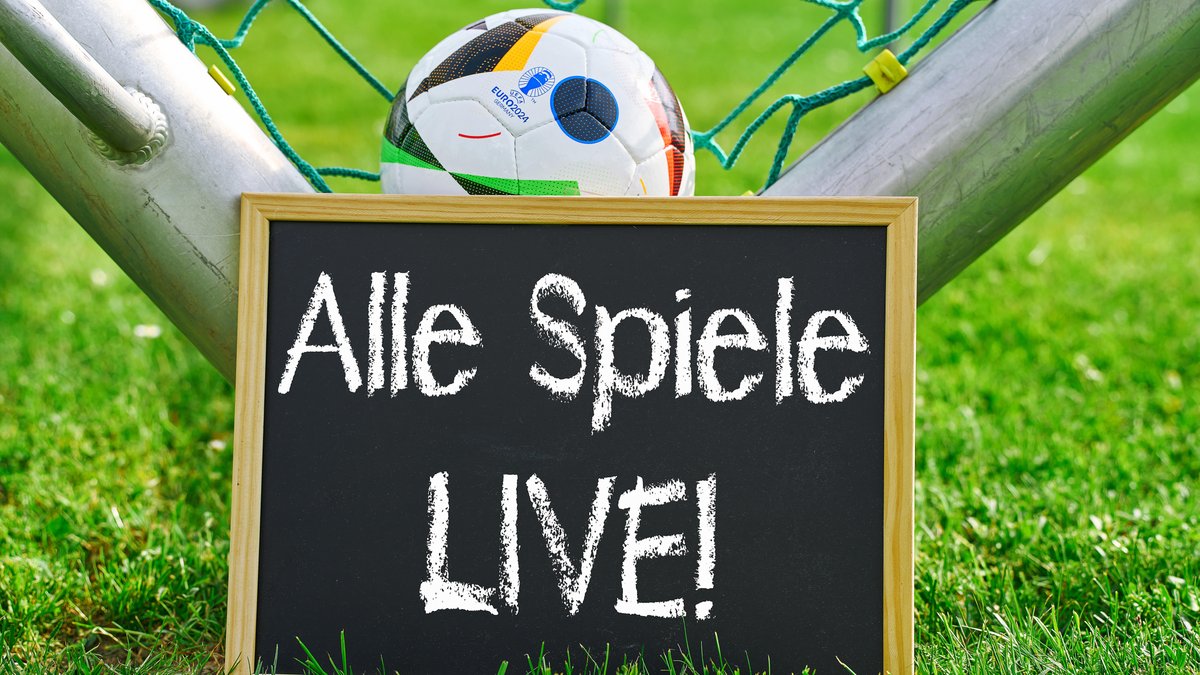Fußball-EM-Ball und Kreidetafel mit Schrift "Alle Spiele LIVE!"