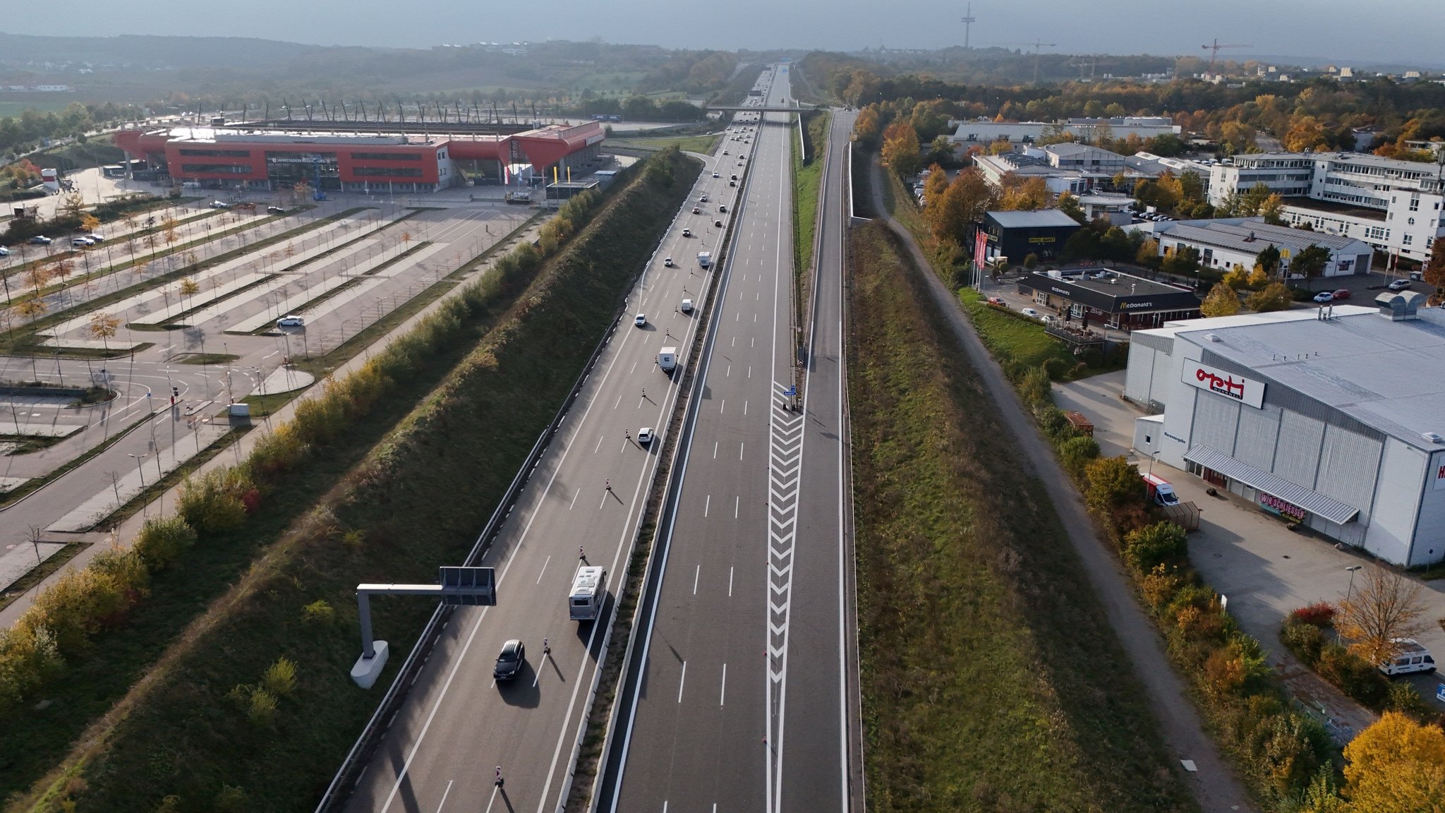 Der sechsstreifige Ausbau der A3 zwischen dem Autobahnkreuz Regensburg und der Anschlussstelle Rosenhof ist fertig.