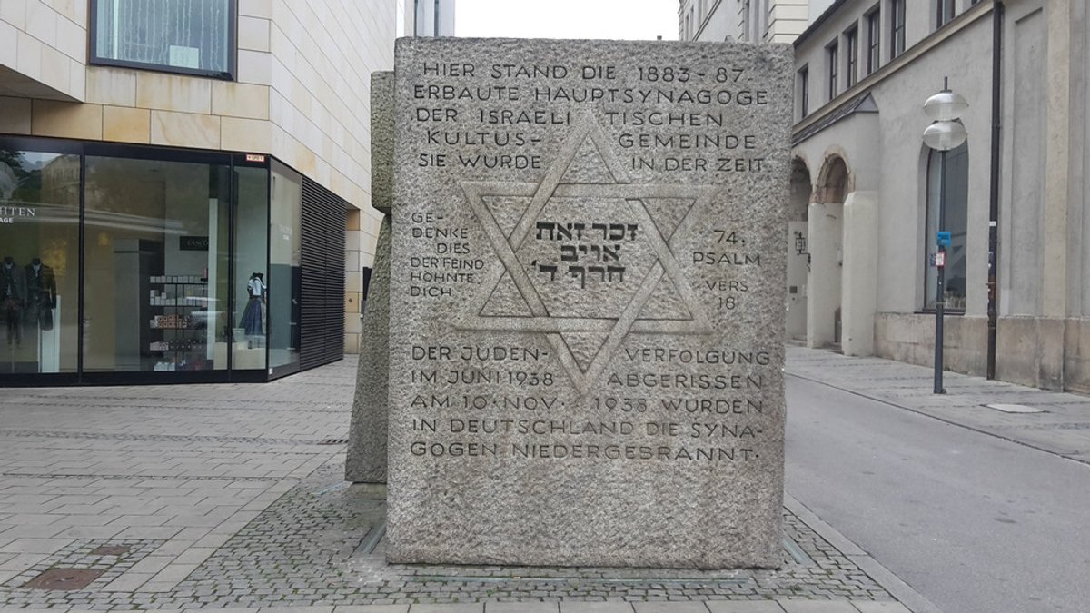 Ein Stein mit Judenstern, der an die abgerissene Synagoge erinnern soll
