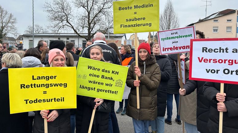 Mit einem Protestzug kämpfen die Bürger für den Erhalt ihres Krankenhauses in Mainburg | Bild:BR / Andreas Wenleder
