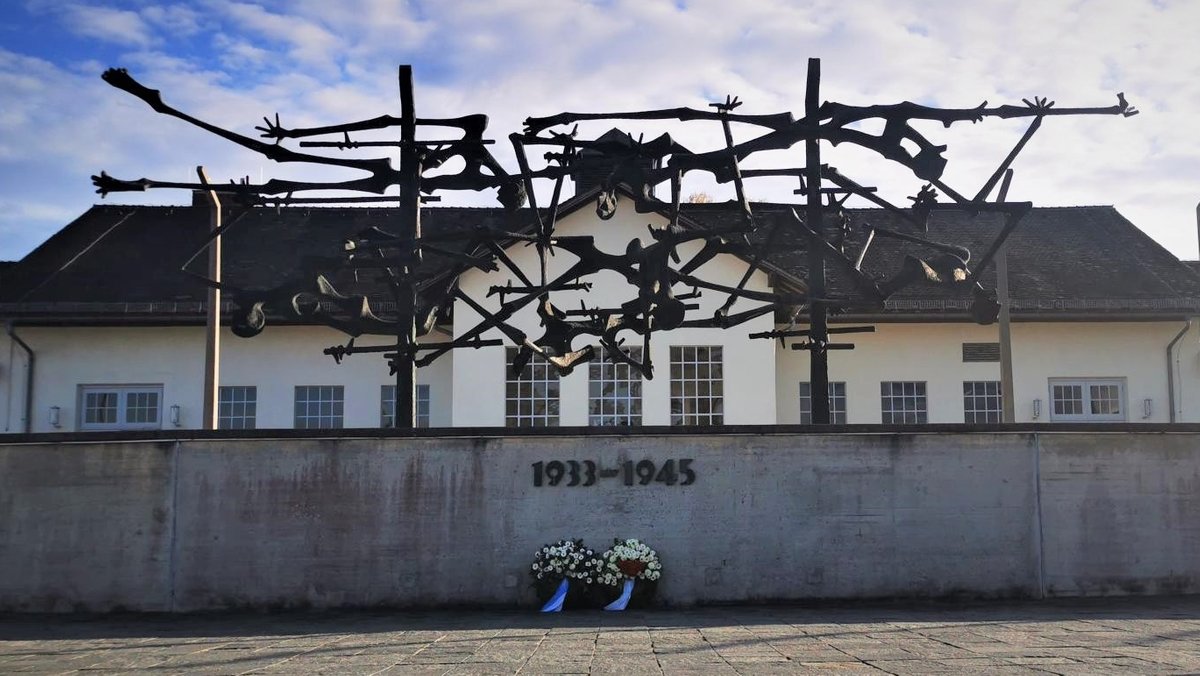 In der KZ-Gedenkstätte Dachau ist das zentrale Mahnmal nach dreijähriger Sanierung wieder installiert und ein zweites Mal eingeweiht worden.