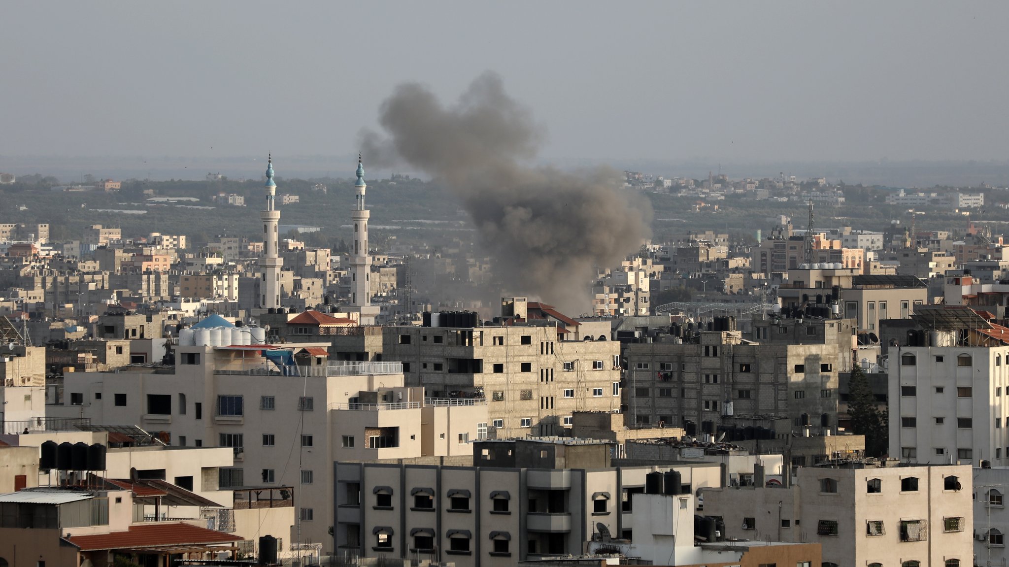 Eine Rauchwolke über Gaza Stadt.