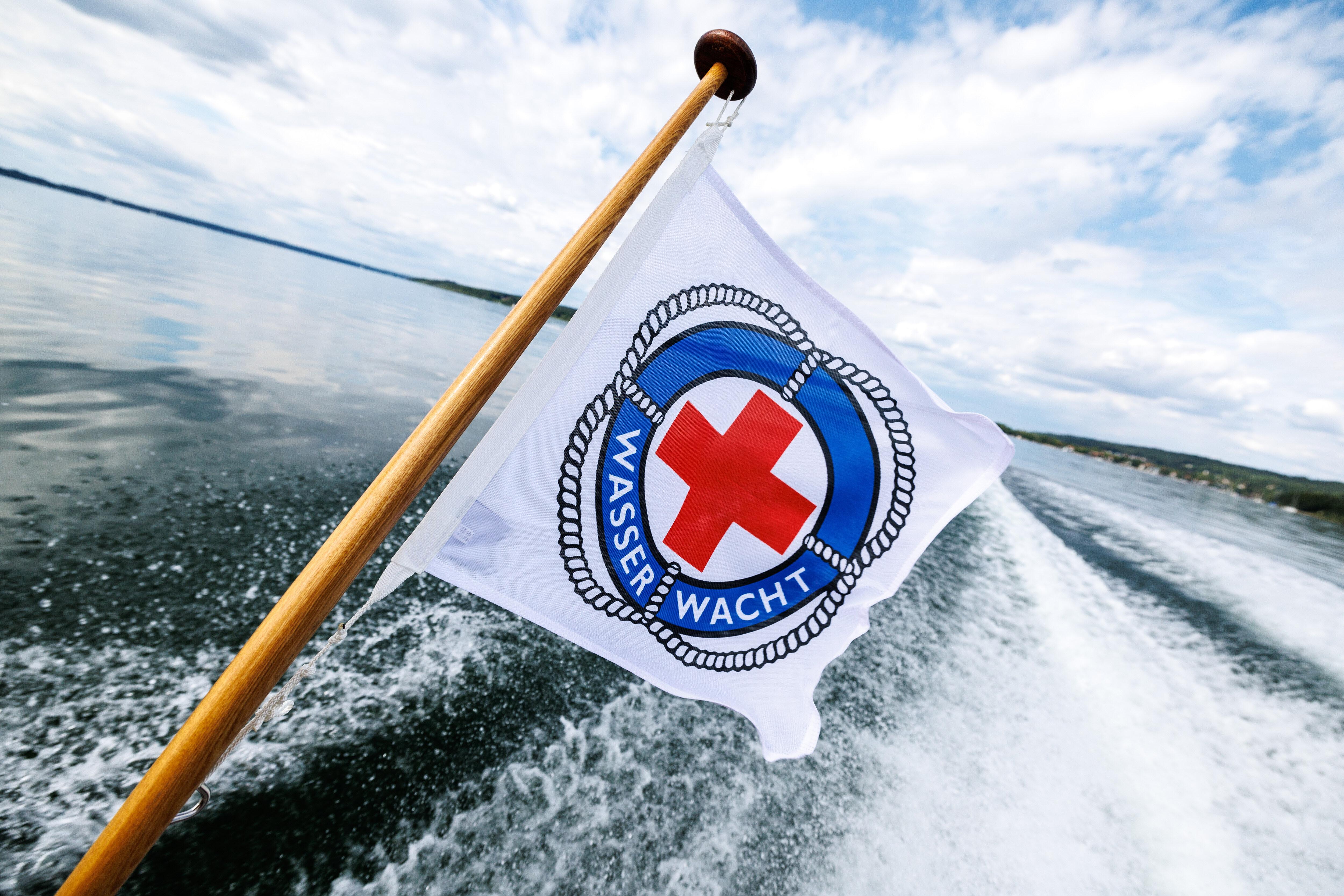 Symbolbild: Wasserwacht-Flagge auf einem Boot
