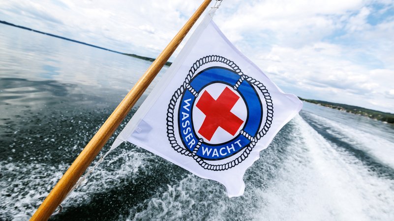 Symbolbild: Wasserwacht-Flagge auf einem Boot | Bild: picture alliance / Matthias Balk | Matthias Balk Symbolbild: Wasserwacht-Flagge auf einem Boot