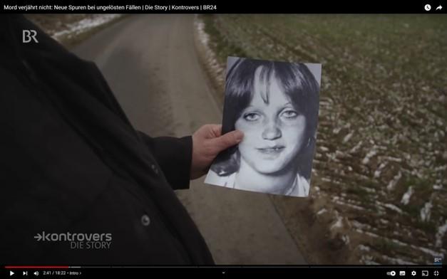 Foto des Opfers Cornelia Hümpfer am Fundort der Leiche (Screenshot) 