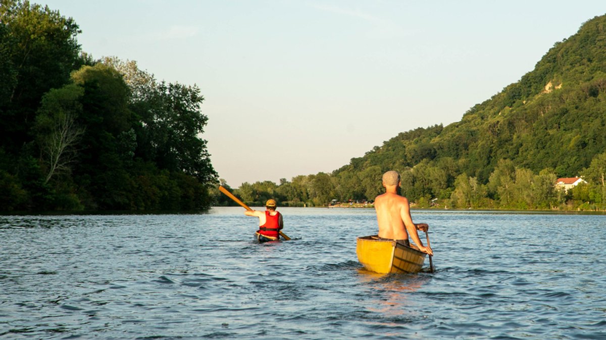 Kanufahrer auf einem Fluss (Symbolbild)