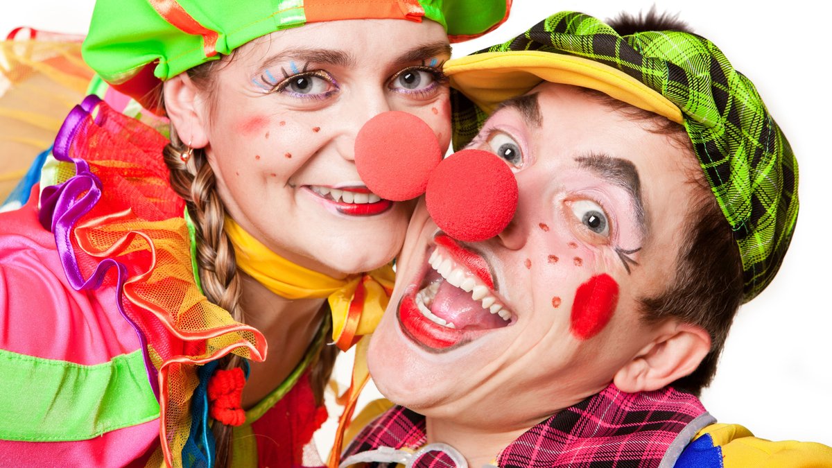 Zwei als Clowns verkleidete Erwachsene