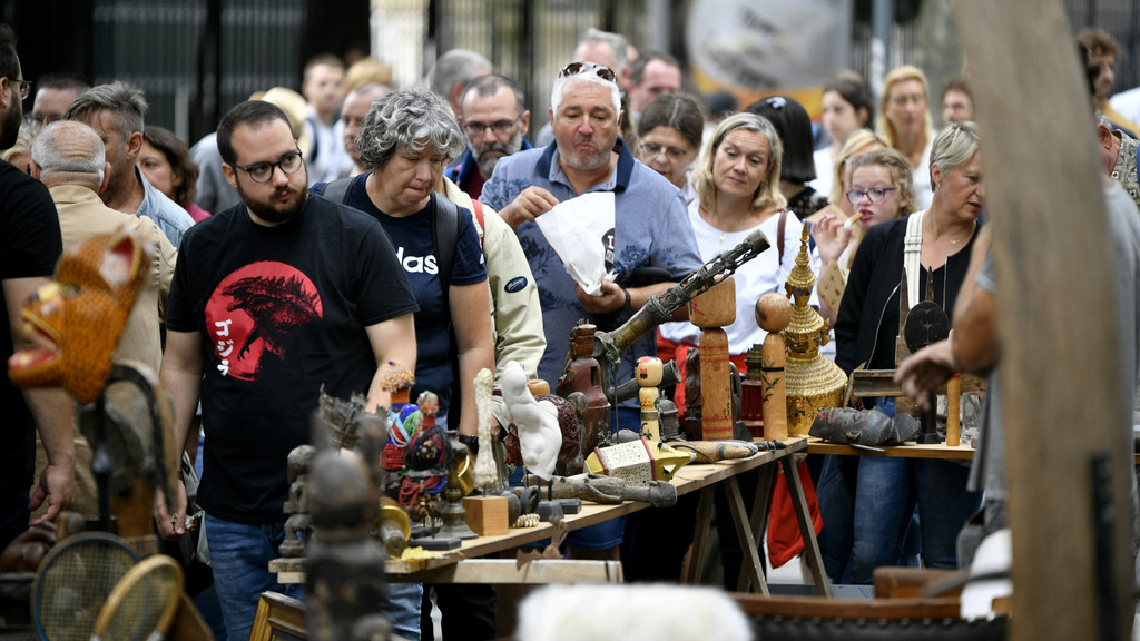 Menschen besuchen Anfang September einen Flohmarkt in Lille. Ende Juli endete in Frankreich der Gesundheitsnotstand.