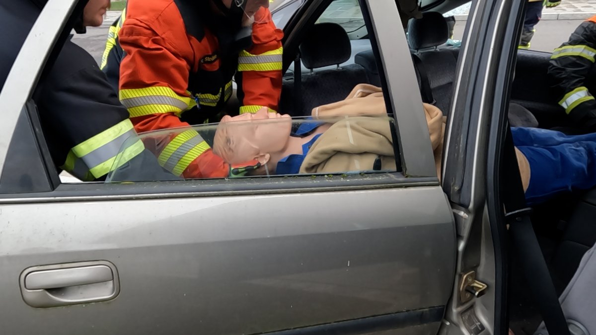 Feuerwehrleute befreien bei einer Übung einen Dummy aus einem Auto. 