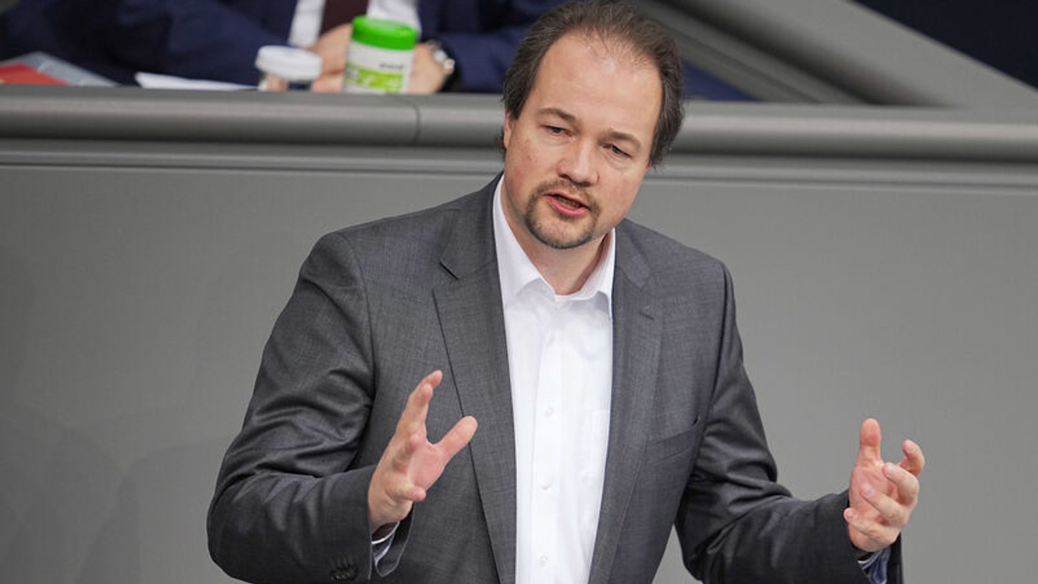 ARCHIV - 17.03.2022, Berlin: Martin Sichert (AfD) spricht im Bundestag zur Impfpflicht. Gegen den AfD-Bundestagsabgeordneten laufen Ermittlungen der Staatsanwaltschaft.  (zu dpa: «Bundestag hebt Immunität von AfD-Abgeordnetem Sichert auf») Foto: Michael Kappeler/dpa +++ dpa-Bildfunk +++