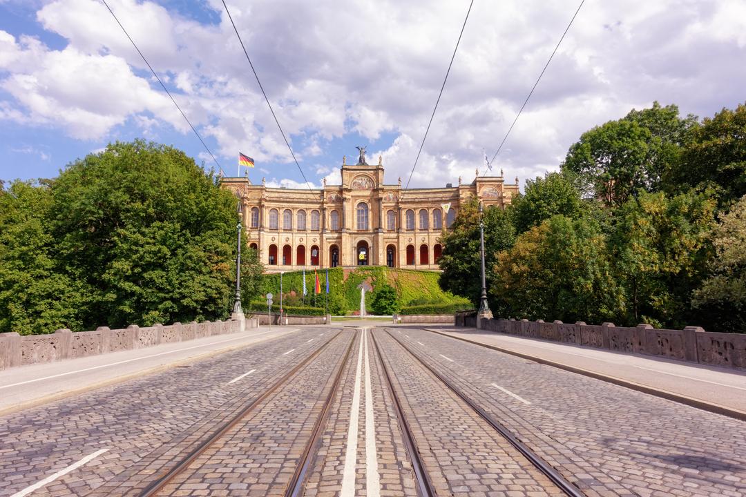 Blick auf das Maximilianeum von der Maximiliansbrücke aus.