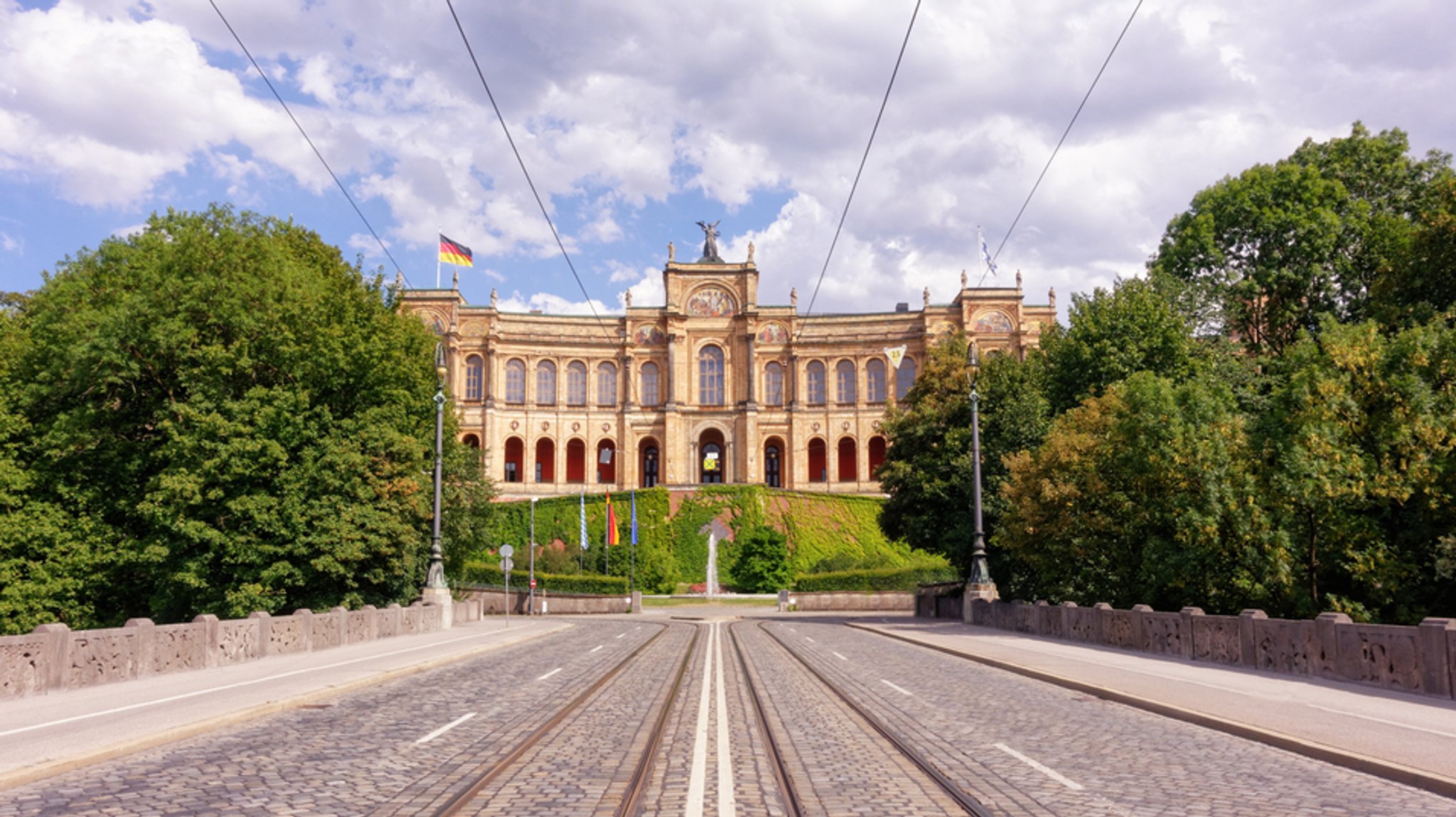 Blick auf das Maximilianeum von der Maximiliansbrücke aus. | Bild: stock.adobe.com/rtype Blick auf das Maximilianeum von der Maximiliansbrücke aus.