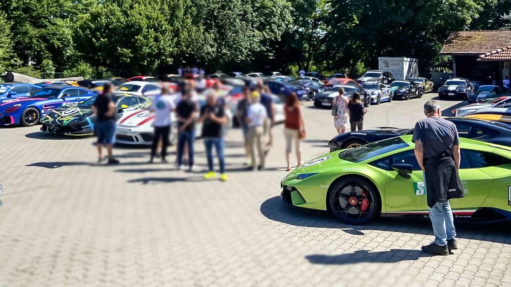 Rund 50 teure Luxus-Sportwagen auf einem Parkplatz bei Passau