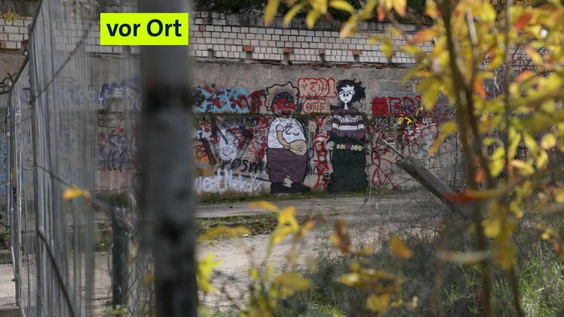 Auf dem ehemaligen Grundstück des "Drachenlords" steht heute nur noch ein Bauzaun. | Bild: BR/Isabel Pogner Auf dem ehemaligen Grundstück des "Drachenlords" steht heute nur noch ein Bauzaun.