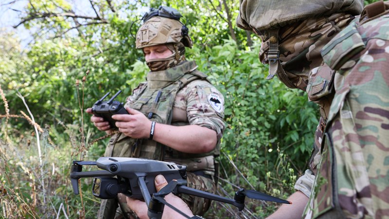 Männer in Kampfmontur hantieren mit Drohnen und Steuergerät | Bild: Alexander Reka/Picture Alliance Männer in Kampfmontur hantieren mit Drohnen und Steuergerät