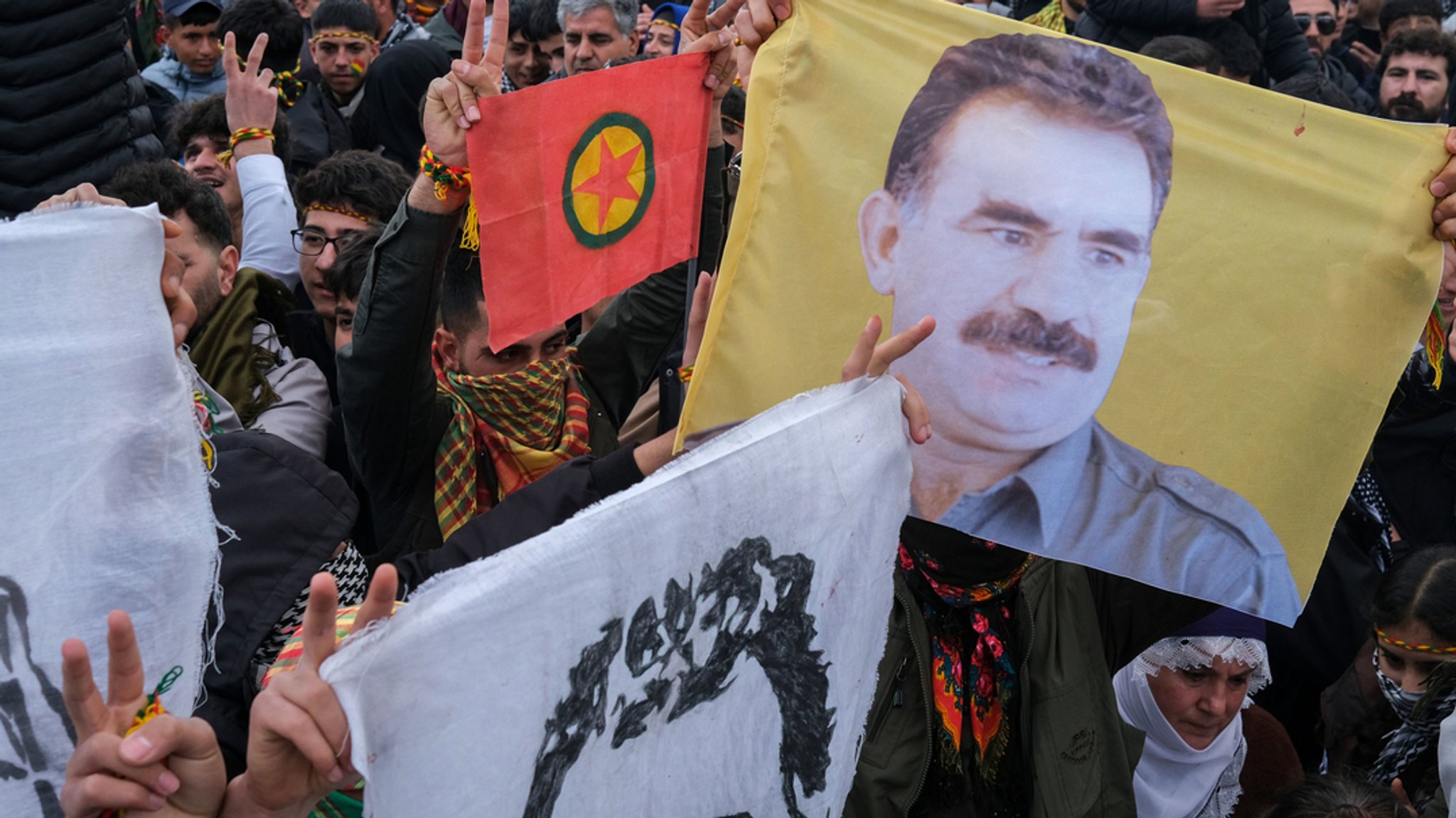 Junge Kurden halten ein Plakat des inhaftierten Anführers der militanten PKK, Abdullah Öcalan. | Bild: dpa-Bildfunk/Bilal Seckin Junge Kurden halten ein Plakat des inhaftierten Anführers der militanten PKK, Abdullah Öcalan.